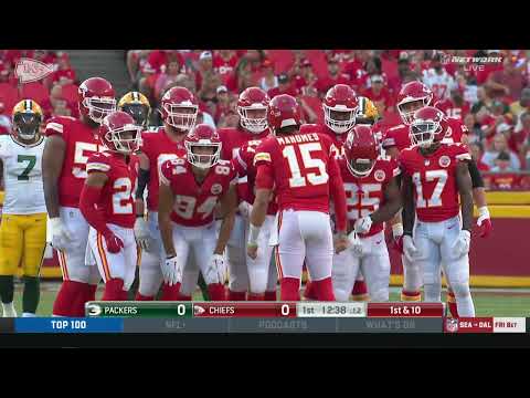 Patrick Mahomes & the Chiefs honor Len Dawson with his famous "choir huddle"